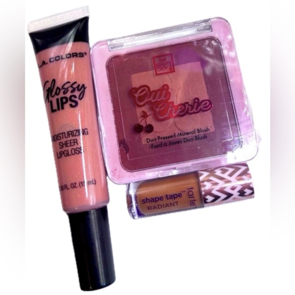 💖3-$50 BeaUty Bundle includes
The Beaty Crop BLUSH +
Tarte Shape Tape 
Lip Gloss